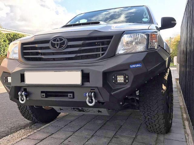 Ốp cản trước xe Toyota Hilux