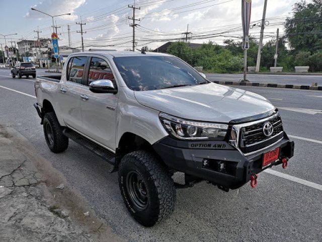 Ốp cản trước xe Toyota Hilux