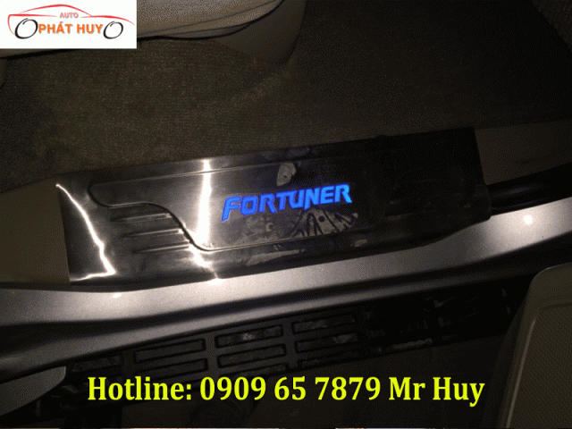 Nẹp bước chân xe Toyota Fortuner