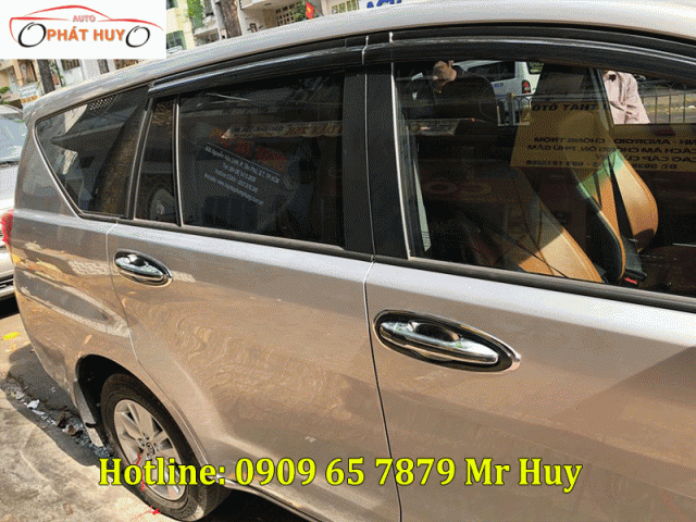 Chén cửa xe Toyota Innova 2019