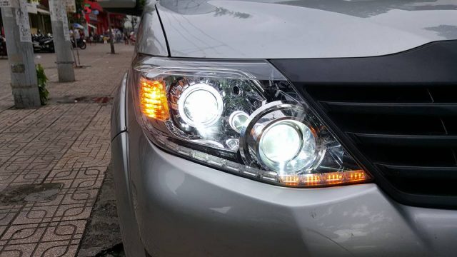 Độ đèn bi xenon cho xe Toyota Fortuner