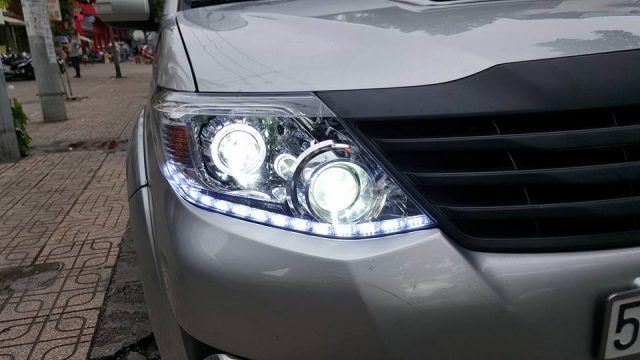 Độ đèn bi xenon cho xe Toyota Fortuner