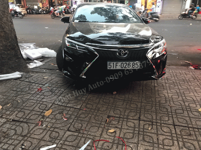 Mặt ga lăng Toyota Camry độ kiểu Lexus