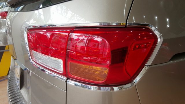 Viền đèn trước sau trang trí xe Kia Sedona