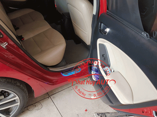 Nẹp bước chân Kia Cerato 2018 có đèn