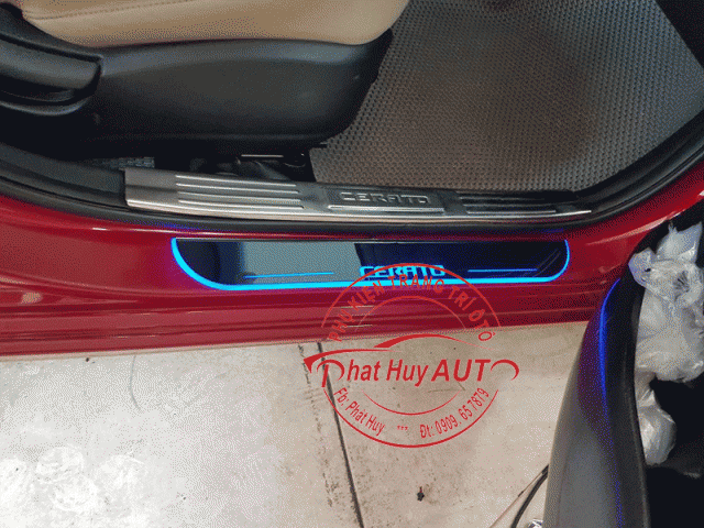 Nẹp bước chân Kia Cerato 2018 có đèn