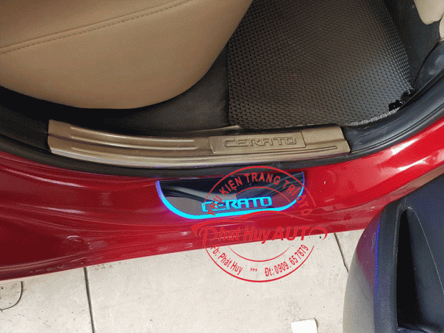 Nẹp bước chân Kia Cerato 2018 có đèn