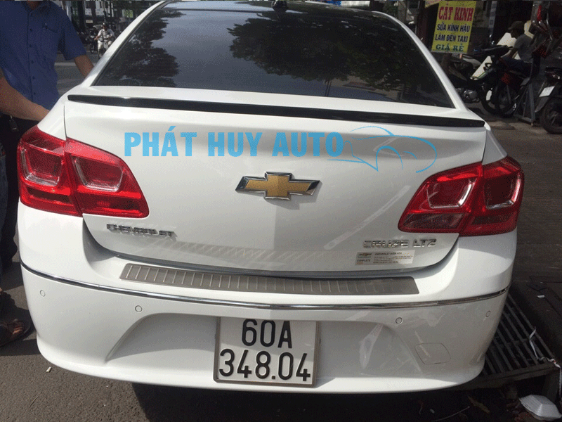 Đuôi cá liền cốp theo xe Chevrolet Cruze