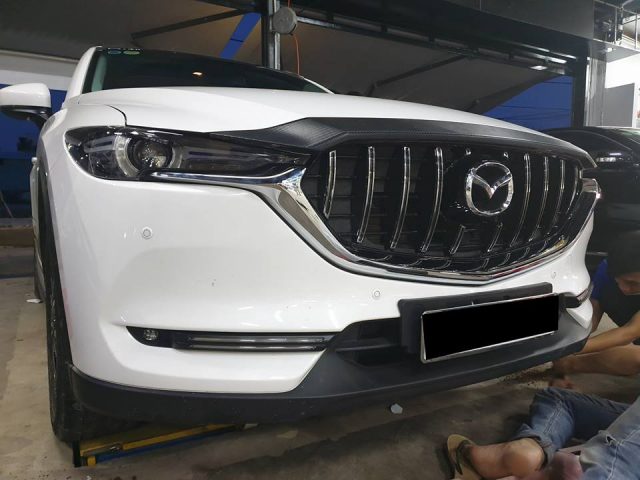 Gắn mặt ga lăng trang trí xe Mazda CX5 2018