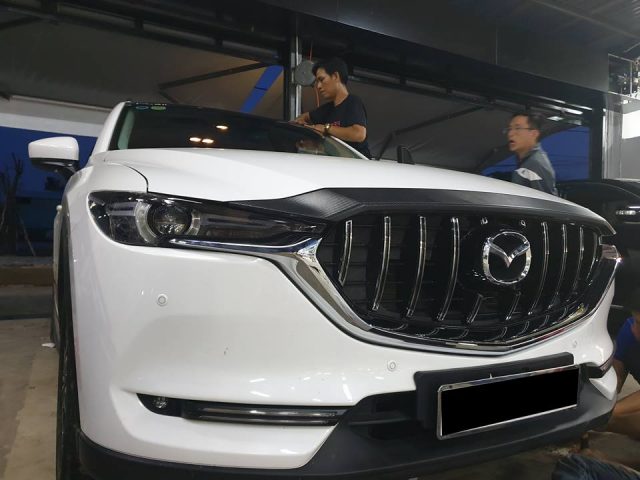 Gắn mặt ga lăng trang trí xe Mazda CX5 2018