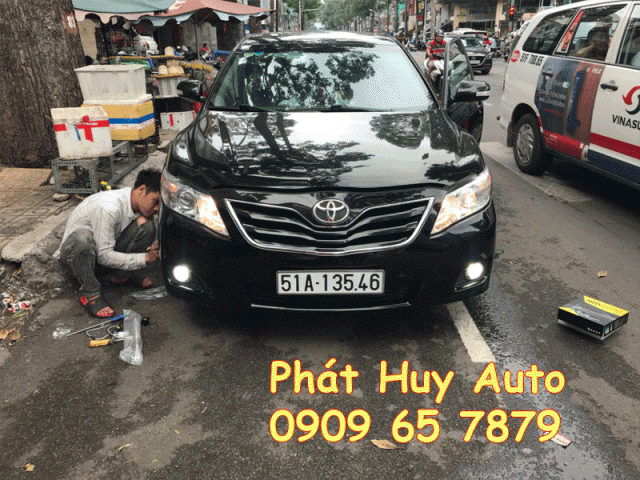 Gắn bóng đèn xenon cho xe Toyota Camry