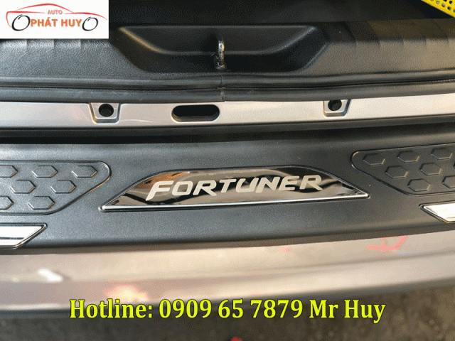 Chống trầy cốp sau xe Fortuner