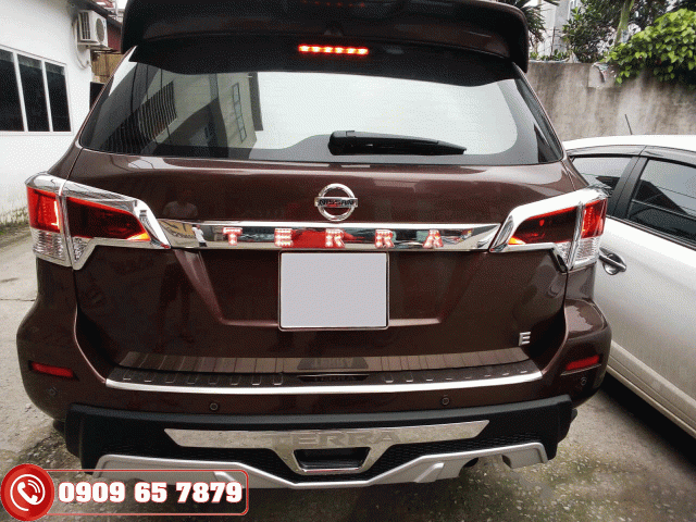 Ốp tay cốp sau có đèn xe Nissan Terra