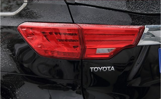 Độ đèn hậu cho xe Toyota Highlander