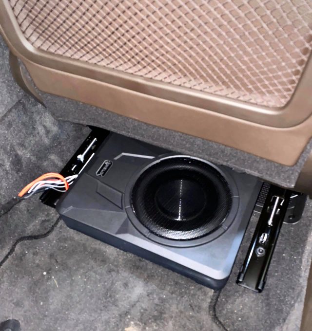 Gắn Loa Sub gầm ghế cho xe Vinfast Lux A2.0