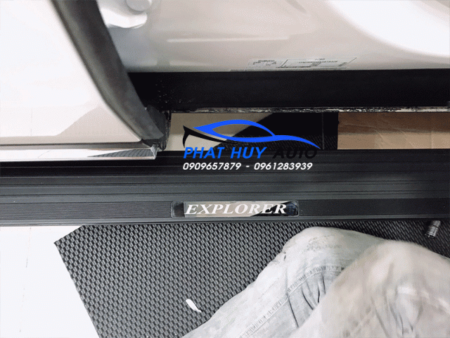 Bệ bước chân Ford Explorer 2020 cảm ứng điện