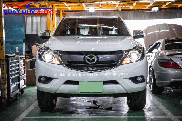 Thay bóng đèn pha tăng sáng xe Mazda BT50