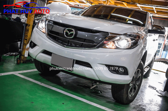 Thay bóng đèn pha tăng sáng xe Mazda BT50