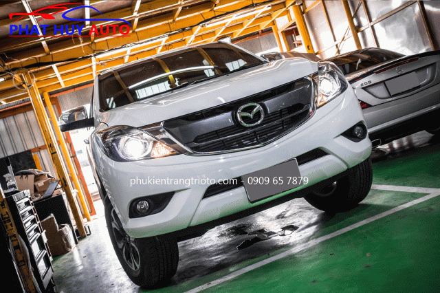 Thay bóng đèn pha tăng sáng xe Mazda BT50