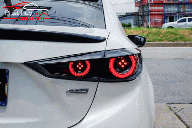 Độ đèn hậu cho xe Mazda 3
