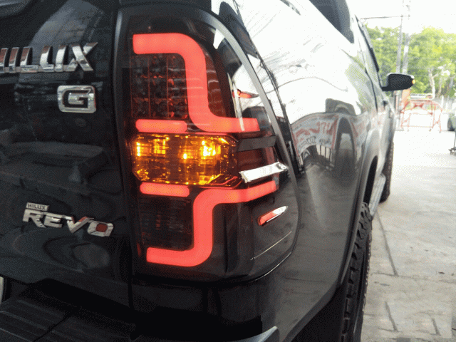 Độ đèn hậu Toyota Hilux 2020