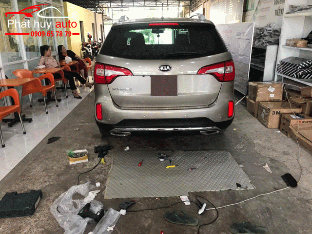 Lip pô Kia Sorento kiểu Mercedes