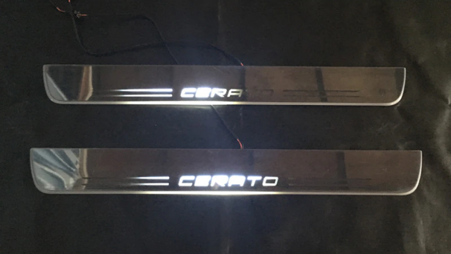 Nẹp bước chân có đèn xe Cerato 2021