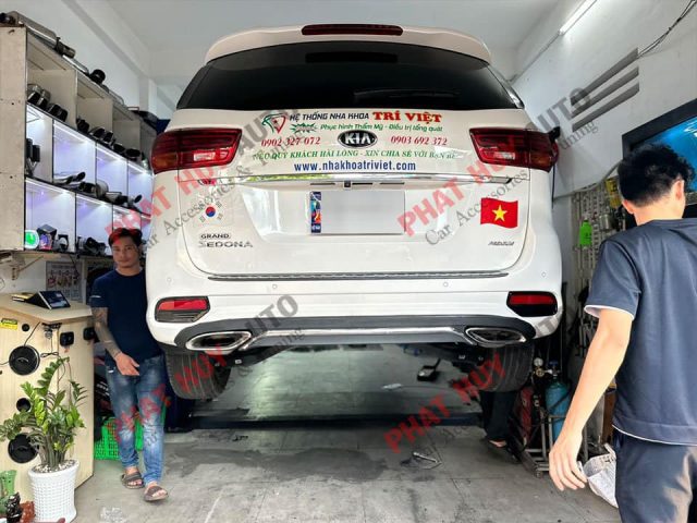 Độ líp pô kiểu Mercedes cho xe Kia Sedona