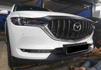 Gắn mặt ga lăng trang trí xe Mazda CX5 2018