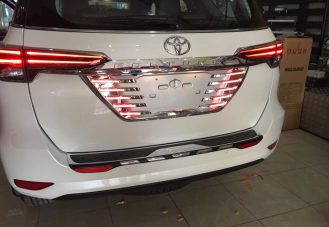 Ốp biển số có đèn xe Toyota Fortuner