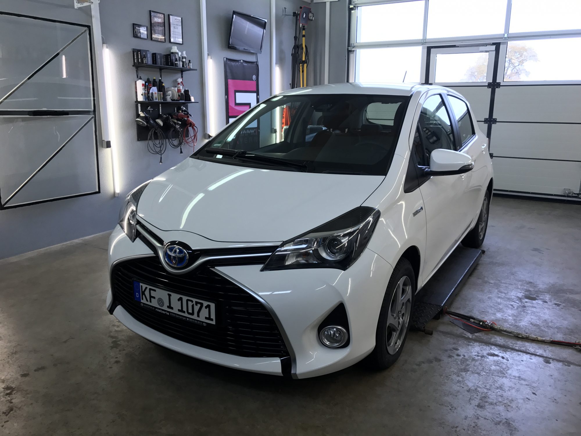 Phủ Nano Ceramic Cao Cấp Cho Xe Toyota Yaris