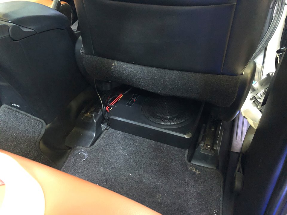 Loa sub gầm ghế xe Toyota Innova 2018