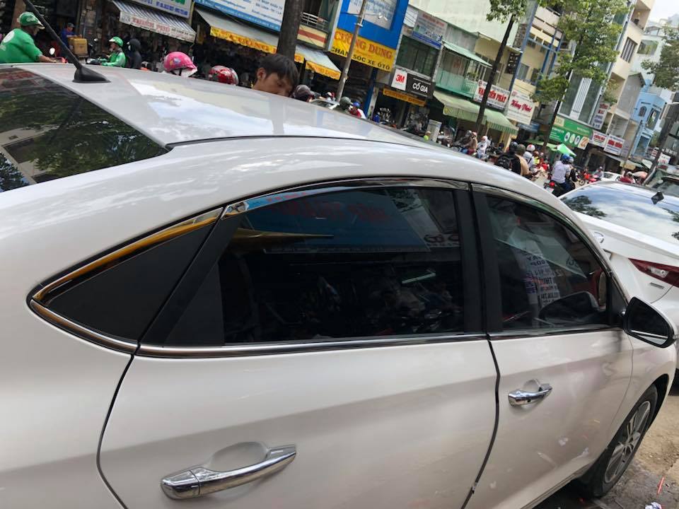 Nẹp chân kính,cong kính Hyundai Accent 2019