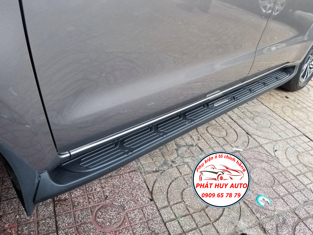 Bệ bước chân lên xuống ô tô Toyota Innova 2021
